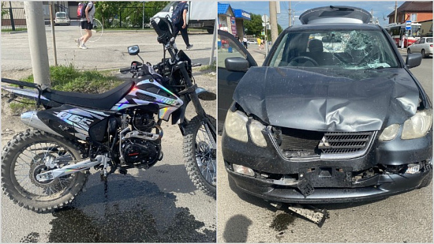 В Новосибирске двое подростков на мотоцикле угодили в лобовое стекло кроссовера