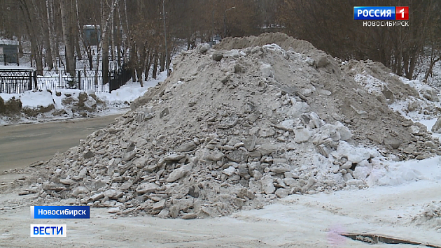 В Новосибирске взяли под особый контроль работу служб по вывозу снега