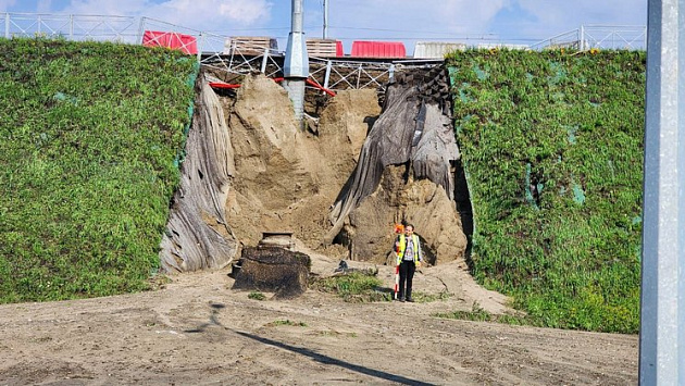 Часть дамбы Октябрьского моста в Новосибирске смыло вниз по склону
