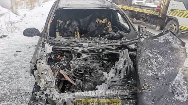 Момент поджога BMW около новосибирского кафе «Вдали от жён и мужей» попал на видео
