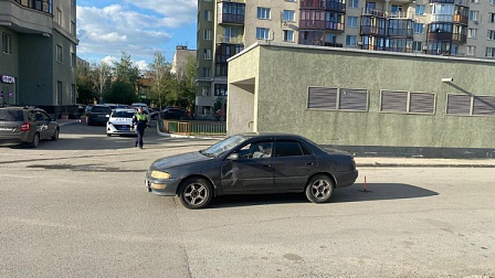 В Новосибирске автомобиль сбил на дороге 12-летнего мальчика на самокате