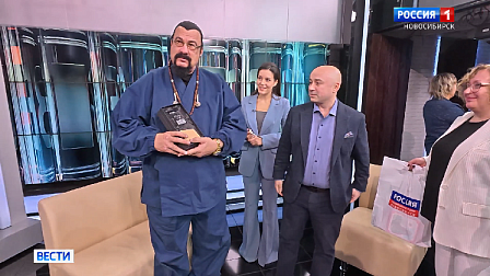 Стивен Сигал впервые приехал в Новосибирск и признался в любви к русскому борщу