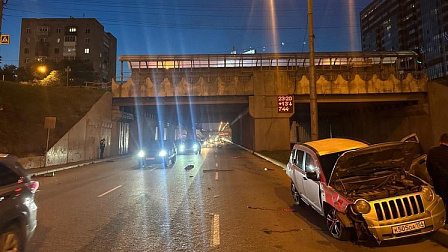 В Новосибирске автомобиль врезался в опору путепровода и покалечил водителя