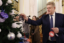 Полпред в СФО выбрал на «Ёлке желаний» мечты детей перед заседанием Госсовета