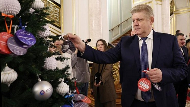 Полпред в СФО выбрал на «Ёлке желаний» мечты детей перед заседанием Госсовета