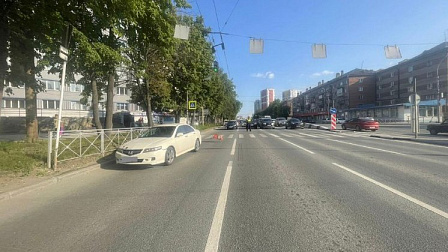 В Новосибирске машина сбила на пешеходном переходе подростка на электросамокате
