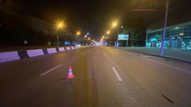 В Новосибирске мотоциклистка сбила нарушившего ПДД 21-летнего юношу