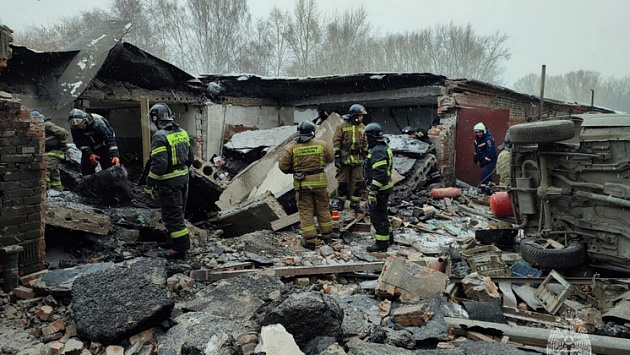 Взрыв газа в гаражном кооперативе Новосибирска уничтожил три бокса и машины в них