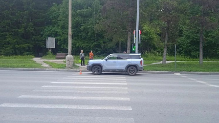 В Новосибирске бабушка с внуком нарушили ПДД и попали под колёса внедорожника