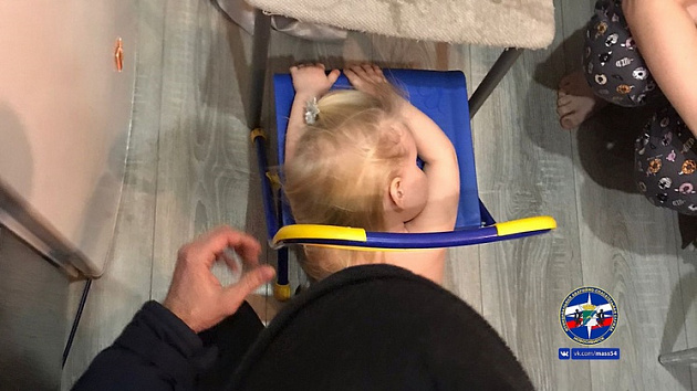 В Новосибирске 2-летняя девочка застряла головой в детском стульчике