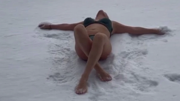 Вице-мэр Новосибирска Терешкова объяснила видео с купанием в снегу в одном купальнике