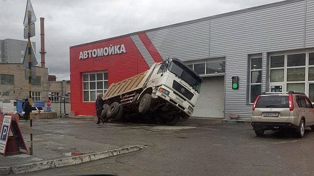 В Новосибирске самосвал с асфальтом в кузове провалился на дороге