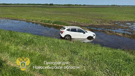 Новосибирец угнал служебный автомобиль ради свидания с любимой и улетел в кювет