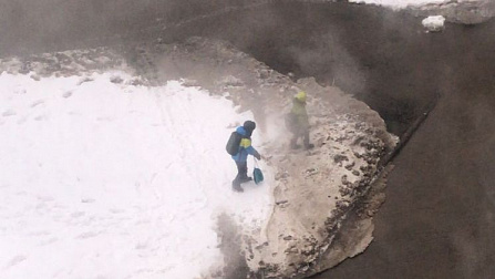 В Новосибирске из-за коммунальной аварии улица превратилась в бурную реку из кипятка