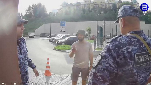 Новосибирцев насторожил предлагающий детям конфеты и «расслабиться» мужчина