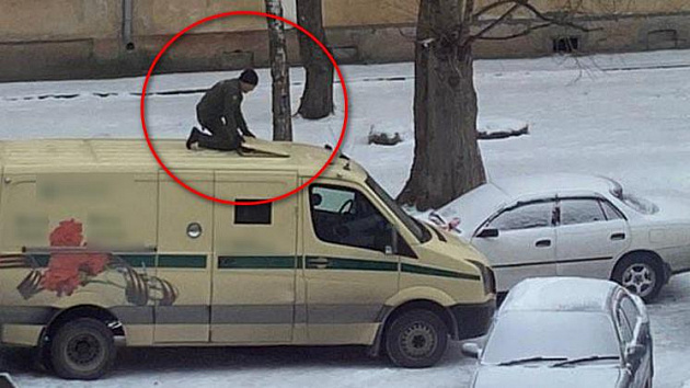 В Новосибирске средь бела дня вскрыли инкассаторскую машину