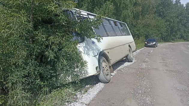 Под Новосибирском автобус с пассажирами съехал в кювет и почти перевернулся