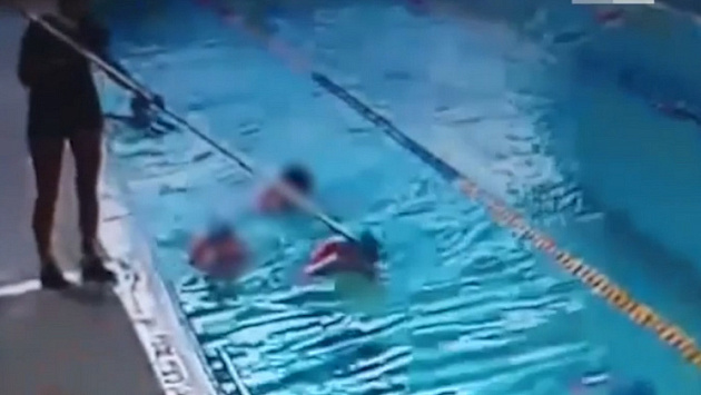 Под Новосибирском девочка впала в кому после удара шестом от тренера в бассейне