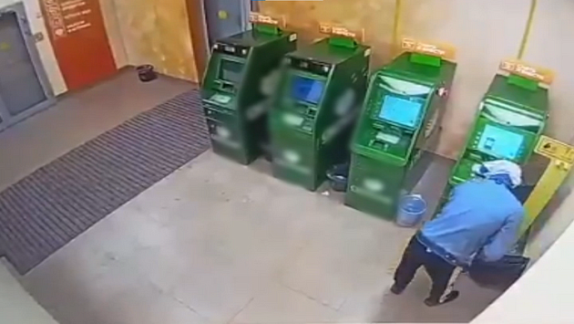 В Новосибирске полицейские задержали пытавшегося украсть деньги из банкомата мужчину