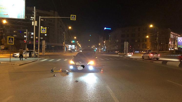 В Новосибирске автомобилист сбил 17-летнего парня на электросамокате