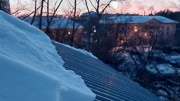 Двое рабочих упали с высоты третьего этажа во время уборки снега с крыши в Новосибирске