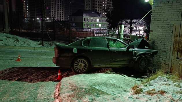 В Новосибирске водитель Subaru влетел в здание КПП предприятия и погиб