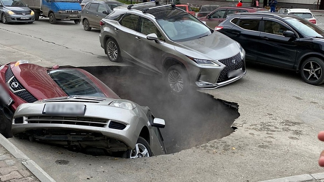 В Новосибирске припаркованные автомобили провалились под асфальт в яму с кипятком